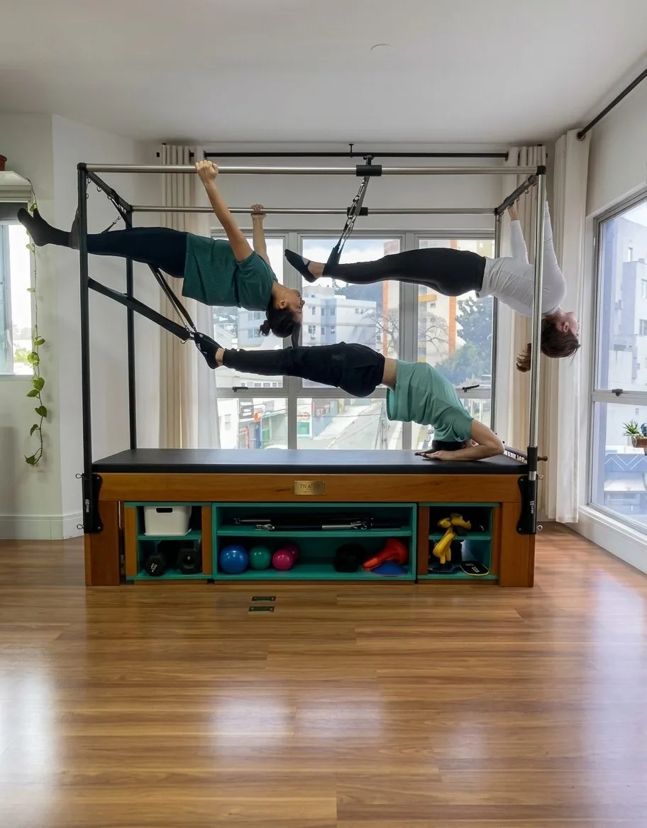 Alunas treinando no cadillac do LE Pilates Studio, com luz natural entrando pelas janelas